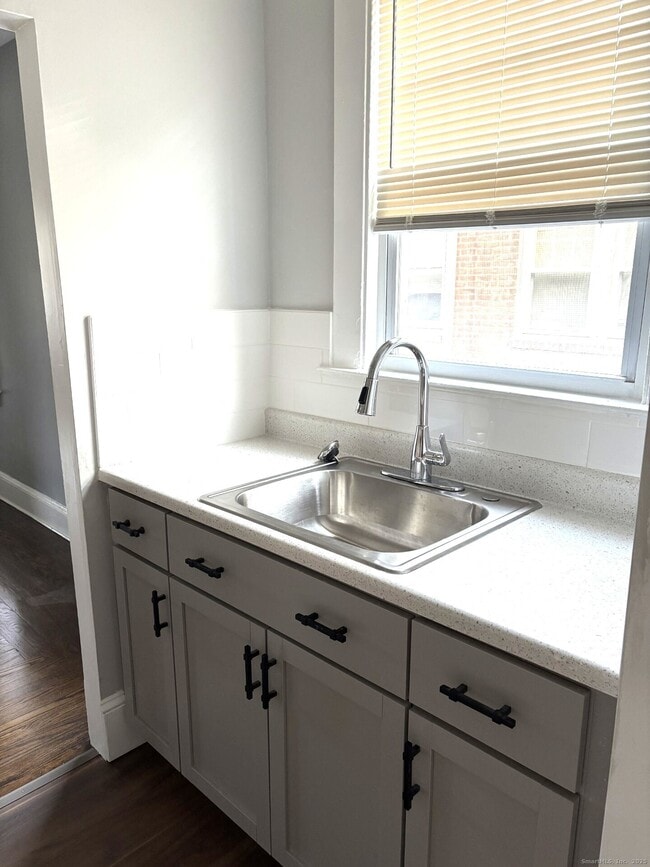 Building Photo - 116 Elm St