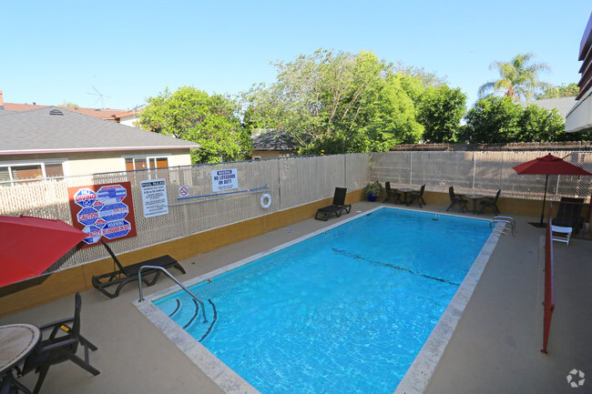 Pool - Chateau Lakeside Apartments