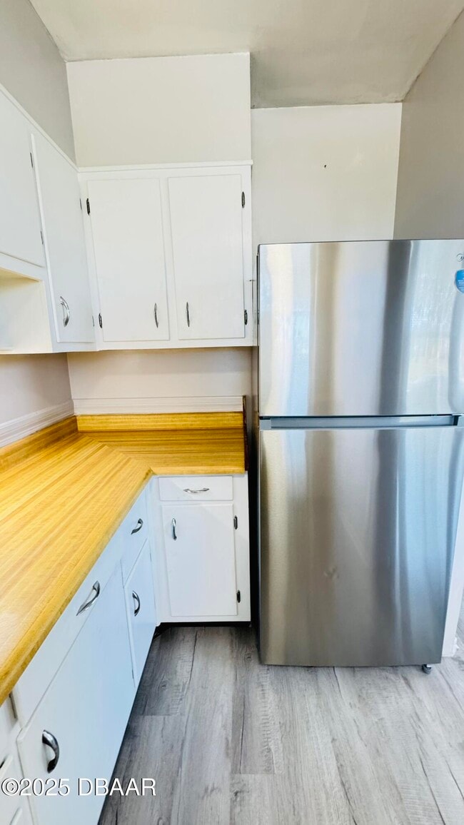 Building Photo - 637 N Oleander Ave