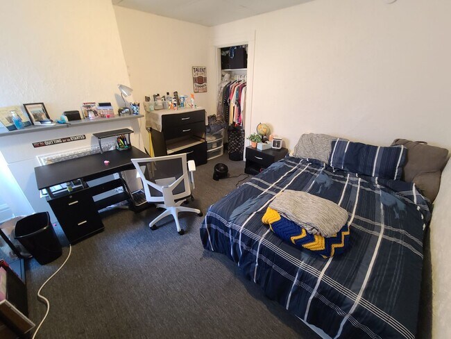 Building Photo - SPACIOUS 4 BEDROOM IN THE HEART OF OAKLAND