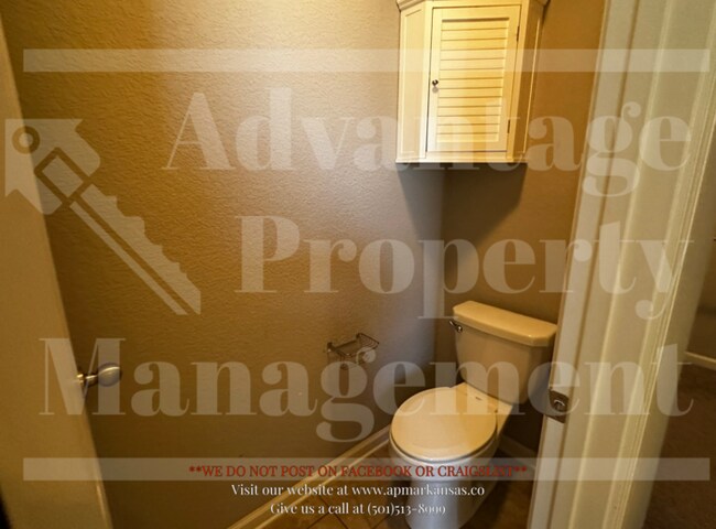 Building Photo - Two-Story home located in the vibrant city...