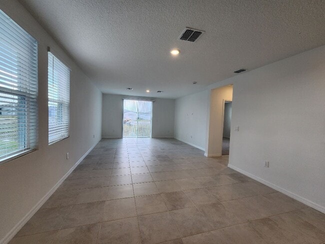 Building Photo - 4-Bedroom, 2-Bathroom in Villamar/Winter Haven ***MOVE-IN SPECIAL/50% OFF 2ND MONTH***