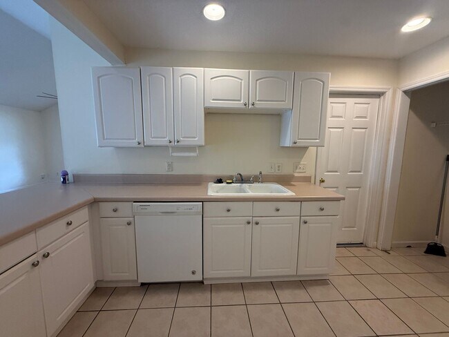 Building Photo - 221 Millcrest Dr