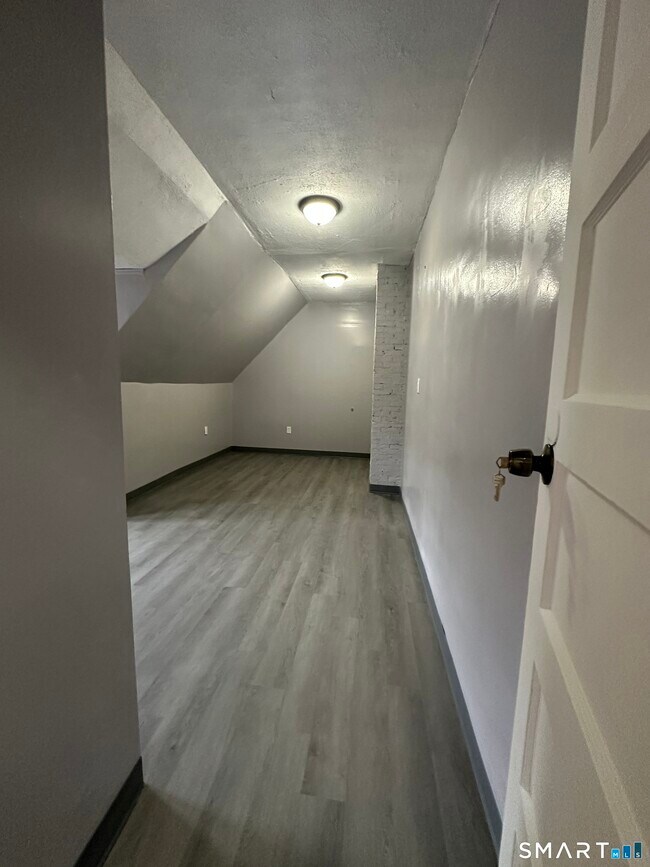 Building Photo - 402 Sigourney St