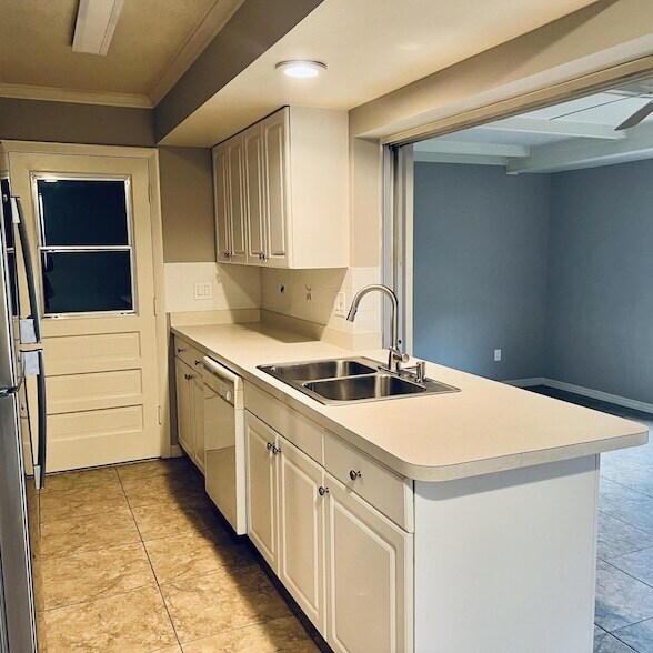 Building Photo - 530 SW Prima Vista Blvd