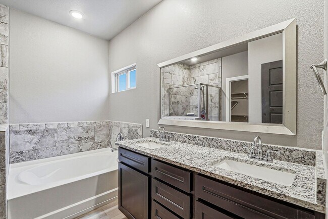 Building Photo - BEAUTIFUL FAR EAST HOME RIGHT OFF I-10, PET FRIENDLY WITH NO BREED RESTRICTIONS