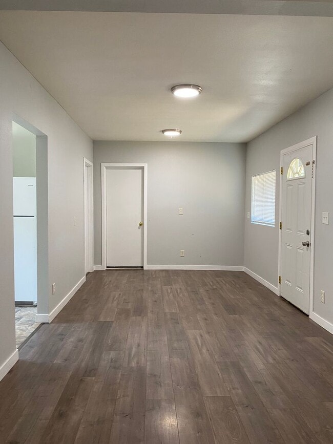 Building Photo - Newly Remodeled 2 Bedroom, 1 Bathroom Unit...