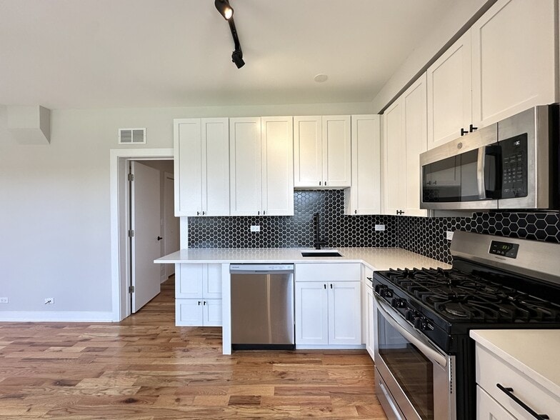 Building Photo - 643 W Wrightwood Ave