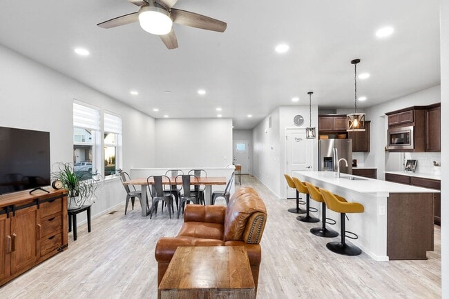 Building Photo - 4 Bedroom, 3 Bathroom 2.8 miles from Old T...