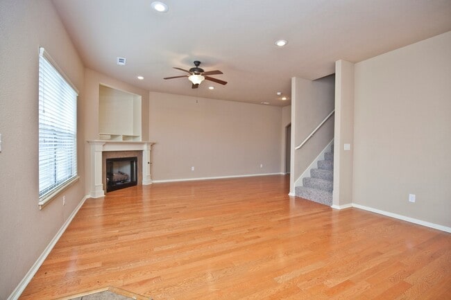 Building Photo - ***901 Oakwood Lane***