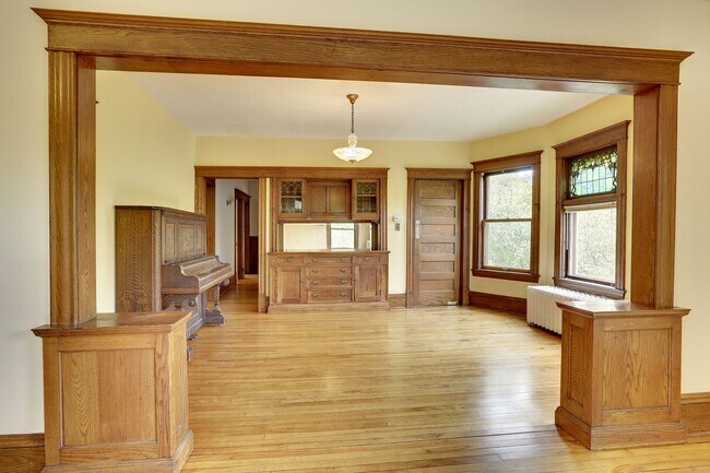 Building Photo - 3302 Harriet Ave