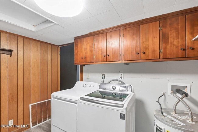 Building Photo - 825 N Saylor St