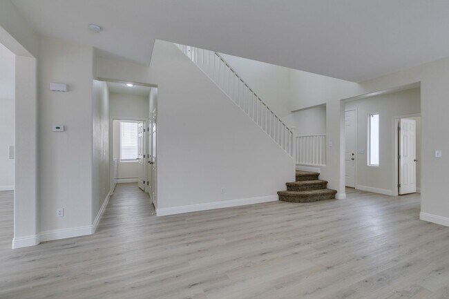 Building Photo - Charming 4 Bedroom, 3 Bathroom Home Near S...