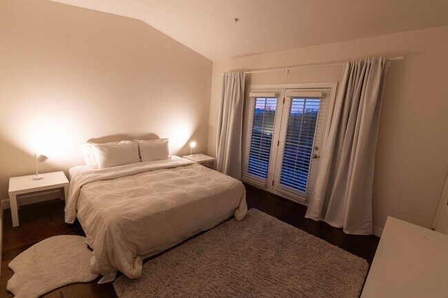 Building Photo - Torino Tower - 913