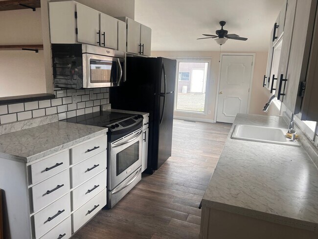 Building Photo - Holiday Move in Special  - $500 Off Rent!!!! 3 bedroom, 1 Bath home - Rare find with a large back...