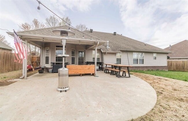 Building Photo - 3 bedroom 2 bath home in FAY, extra cared for, 2carG, fenced yard