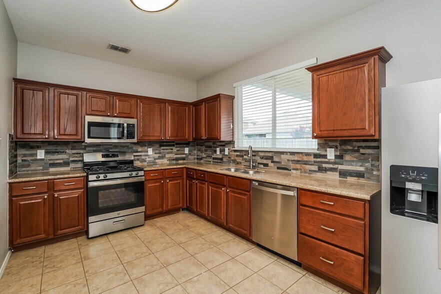 Building Photo - 5000 Caraway Dr