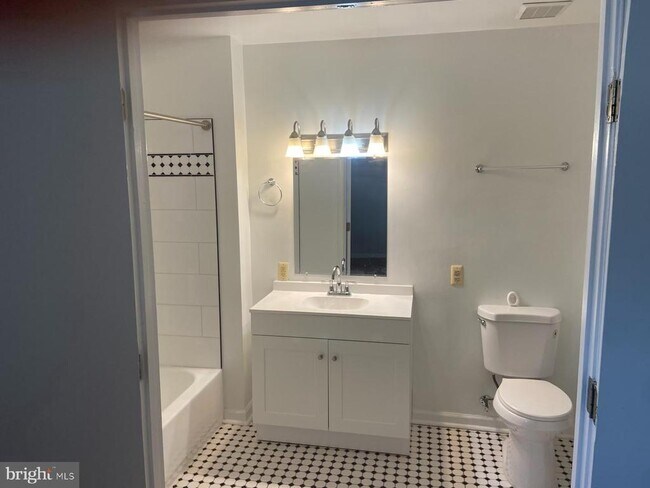 Building Photo - 102 Chesterfield Ln