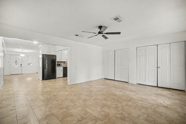 Building Photo - 2121 Hickory Ln
