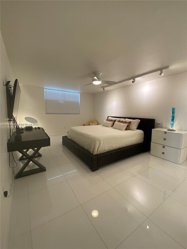 Building Photo - 1401 S Ocean Dr