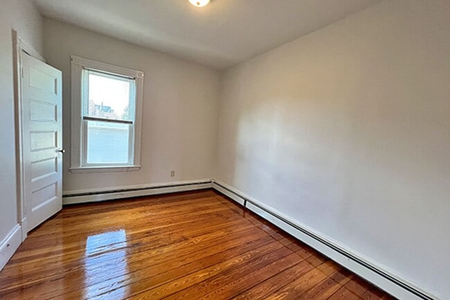 Building Photo - 9/1 Renovated, spacious 4BR/2.5BA w/d in unit!