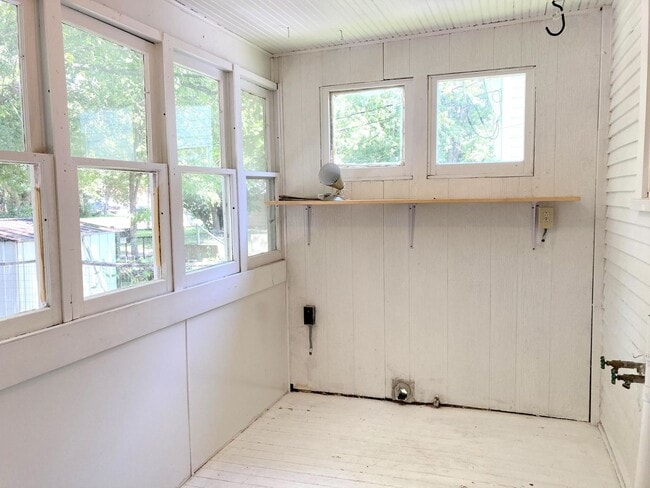 Building Photo - 2 Bed 1 Bath Home