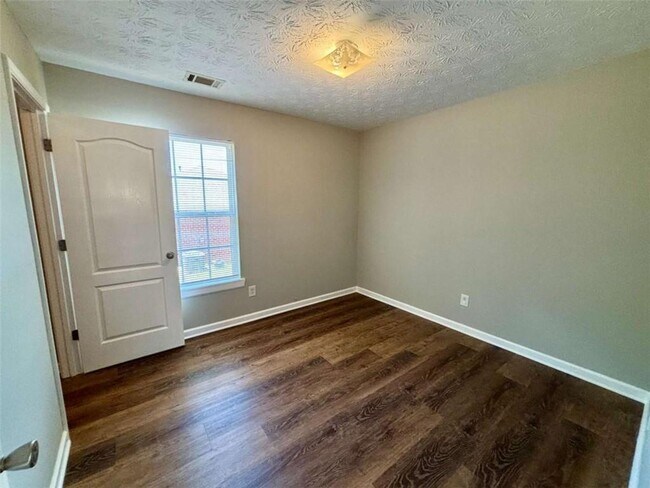 Building Photo - 500 Dove Way