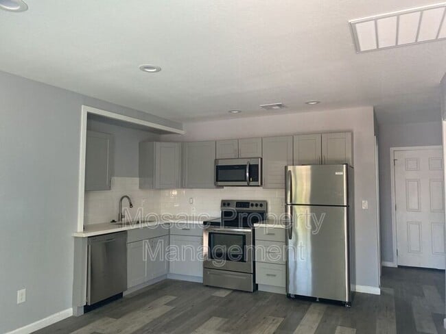 Building Photo - 257 E Oakland St