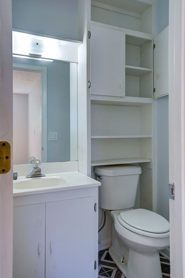 Building Photo - Very nice 4 bed 3 and a half bath home close to Boone Lake