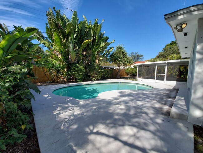 Building Photo - Stunning Pool Home in Sapphire Shores – West of the Trail Near the Ringling Museum