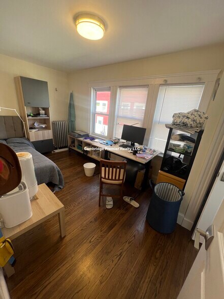 Building Photo - 117 Burget Ave