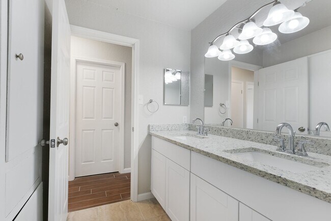 Building Photo - Renovated 2 Bedroom 1 Bath Near UTSA, Medi...