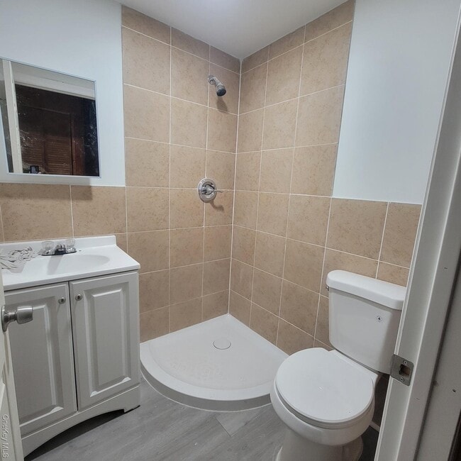 Building Photo - 5 Elm St