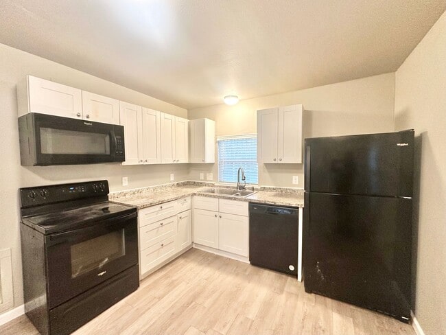 Building Photo - Adorable 2 Bed / 1 Bath Near Downtown Denton!