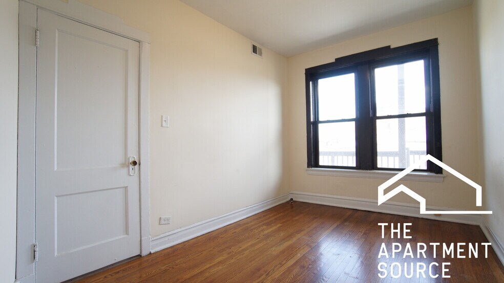 Building Photo - 2647 N Sawyer Ave