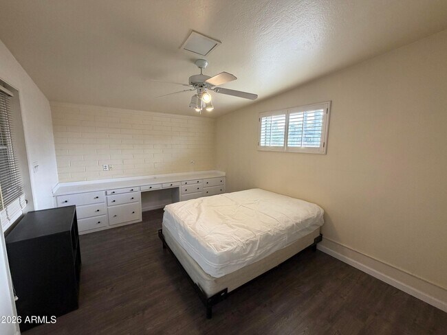 Building Photo - 717 E Granada Dr