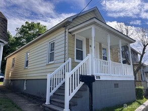 Building Photo - 578 Main St