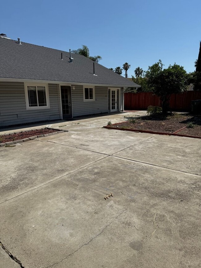 Building Photo - $3,700 / 4 BR - Comfortable 3-Bedroom Fremont Rental in Prime East Bay Location!