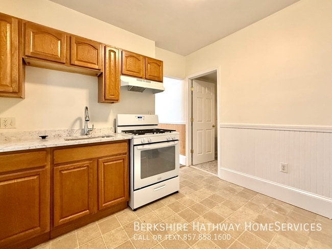 Building Photo - 10 Cypress St