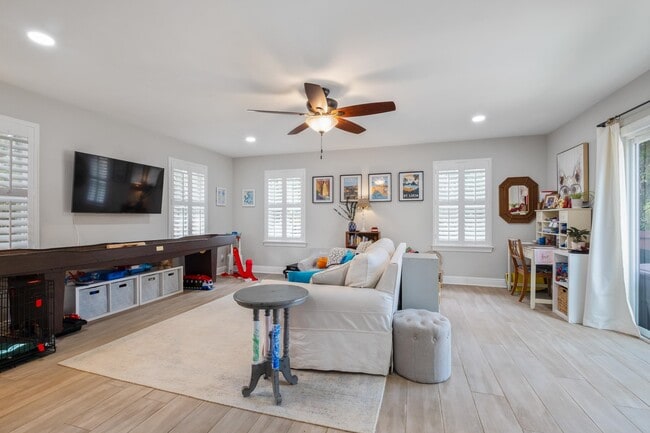 Building Photo - 605 Waverly Rd