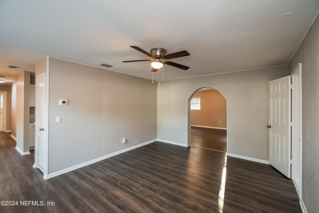 Building Photo - 2436 Lourdes Dr W