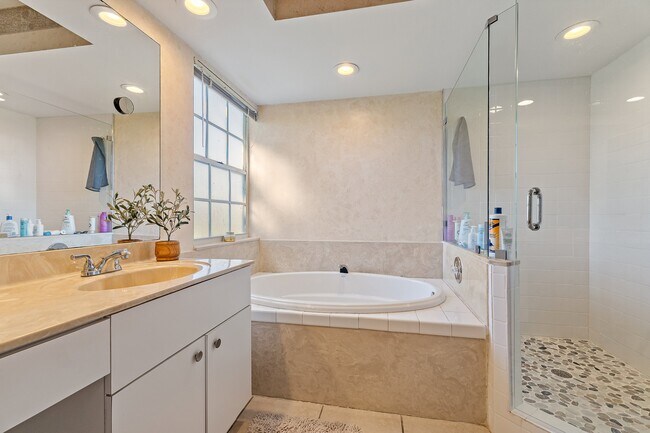 Building Photo - 18213 SE Fairview Cir