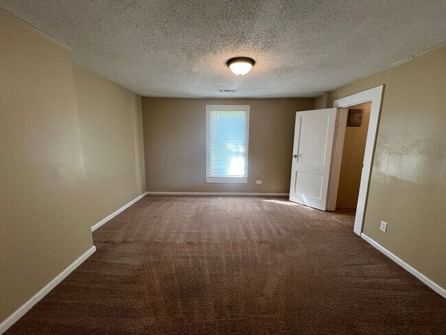 Building Photo - 2 Bedroom 1 Bathroom Home in the West End