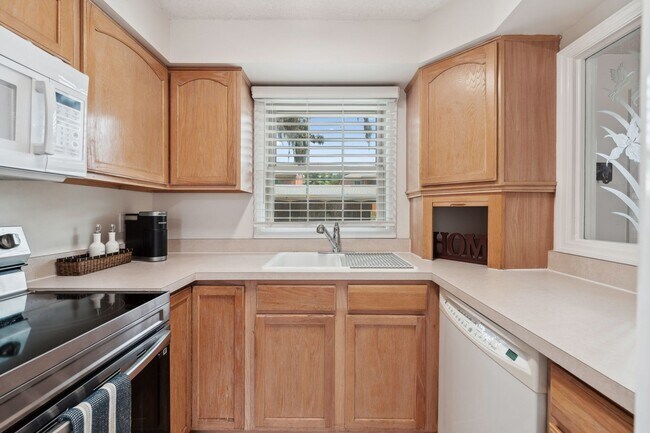 Building Photo - "Spacious 2-Bed Condo with Modern Upgrades in Prime Casselberry Location"
