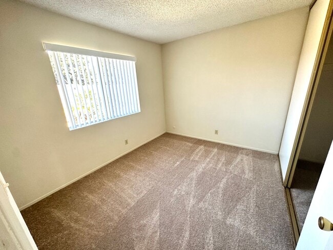 Building Photo - Spacious Woodbridge Condo -Townhouse model...
