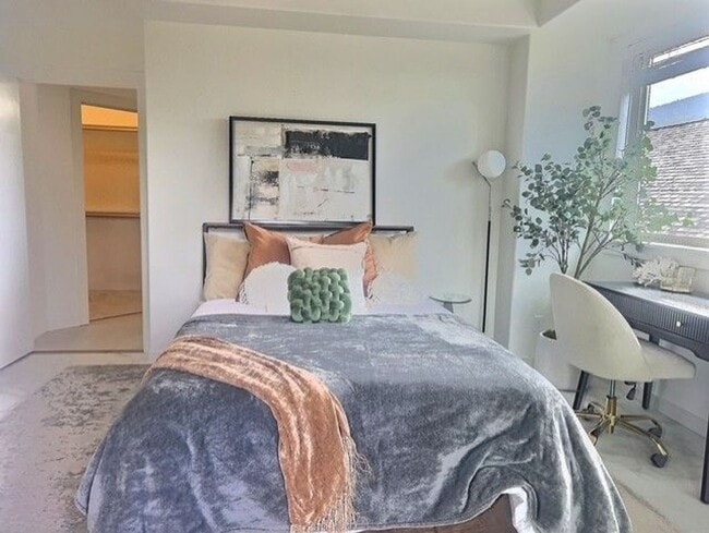 Building Photo - Beautiful 2/2 condo