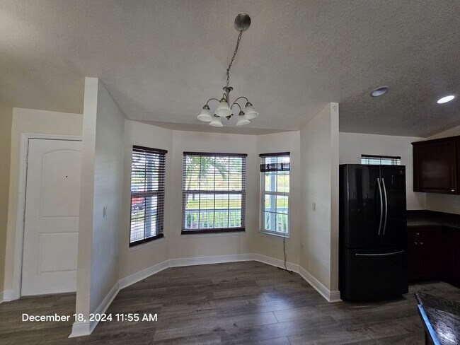 Building Photo - ** Beautiful 3/2 home featuring modern upgrades and a prime location!**