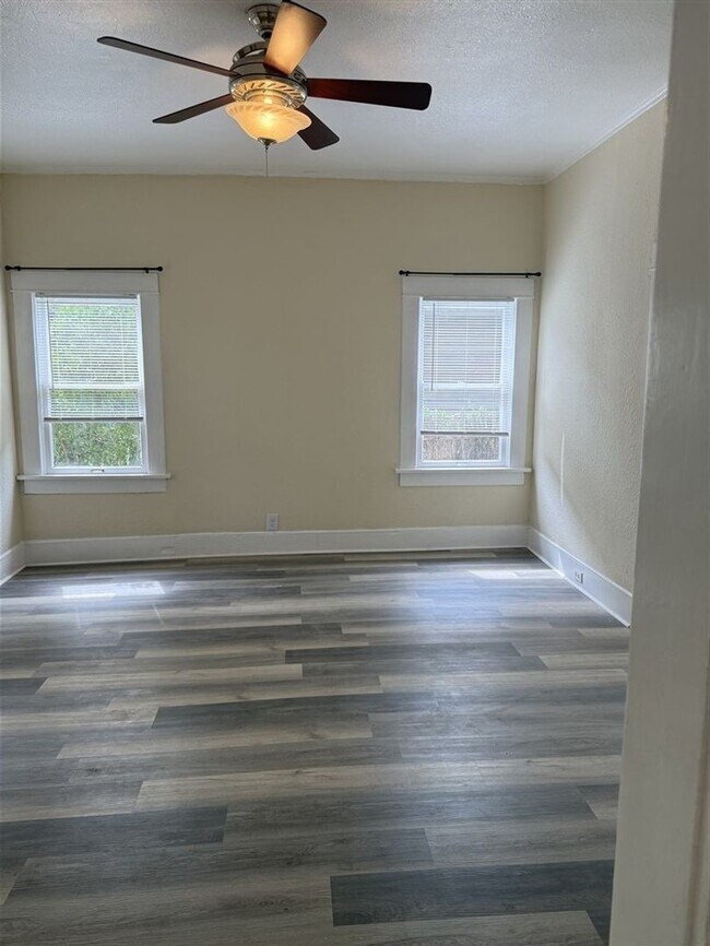Building Photo - Beautifully Renovated 2 bedroom, 1 bath Bungalow | Historic Highland area | $900/Month Rent