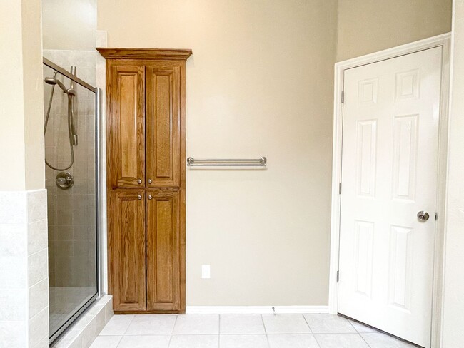 Building Photo - Absolutely Gorgeous Home in Moore with Spa...