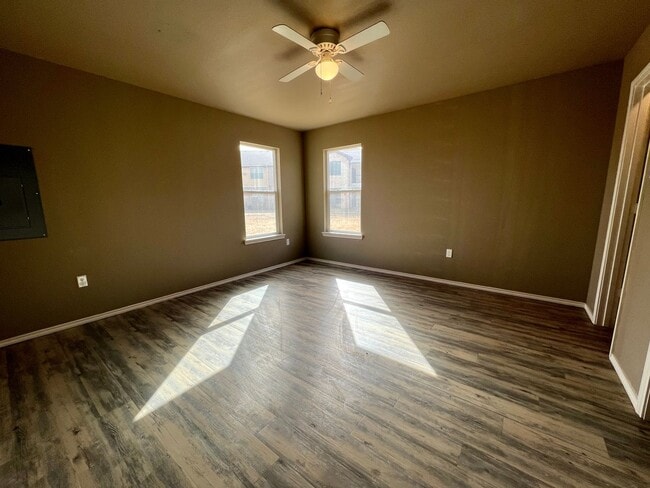 Building Photo - Adorable 3 bedroom home